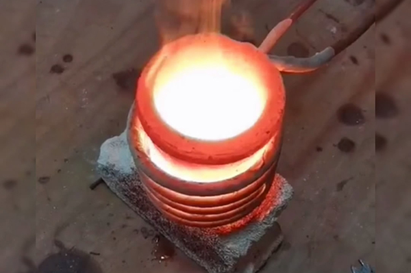 貴金屬熔煉爐，它是一種采用中頻感應加熱設備的環保熔煉爐(圖2)