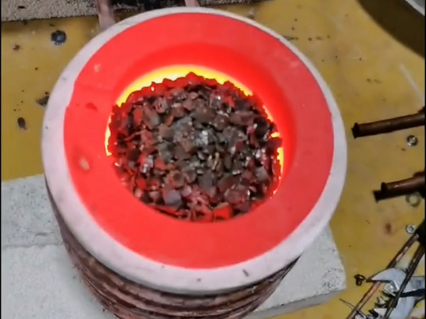 小型實驗熔煉爐，特別是用于熔煉銅的中頻電爐，是實驗室或小規模生產環境中常用的設備(圖1)