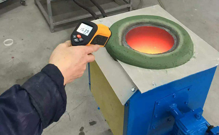 手搖傾倒式中頻熔煉爐手搖傾倒式中頻熔煉爐適用于多種金屬材料的熔煉，如鋼鐵、銅、鋁、鋅等