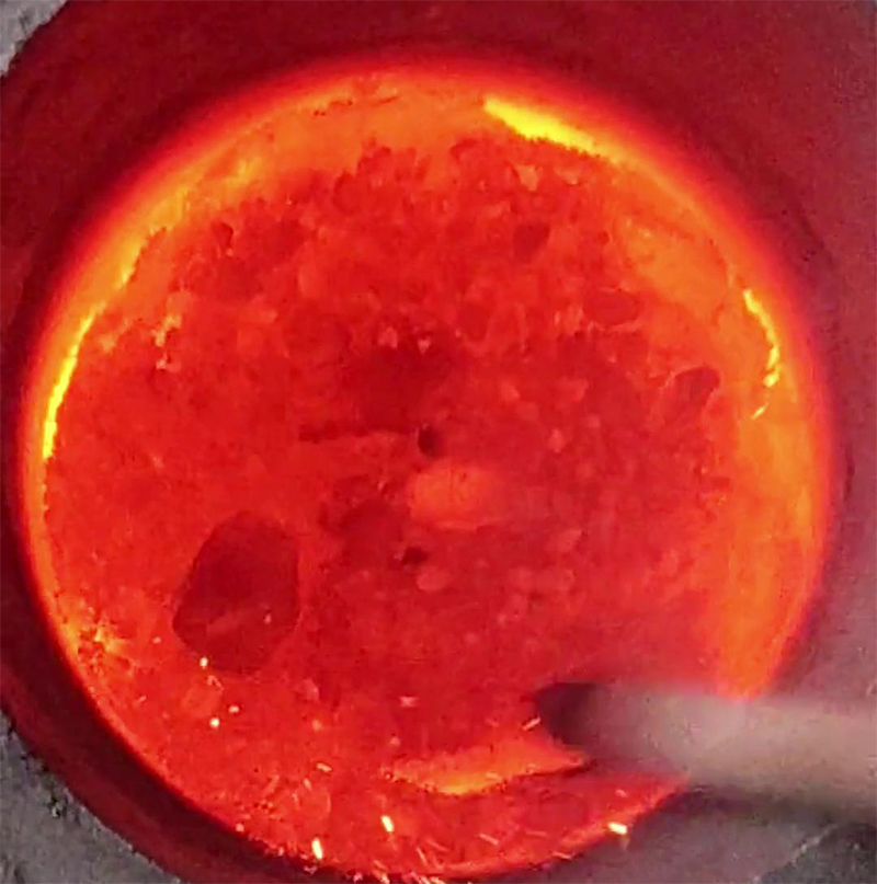 小型鐵渣中頻熔煉爐，采用IGBT節能電源模塊，比傳統電爐電烤箱節能