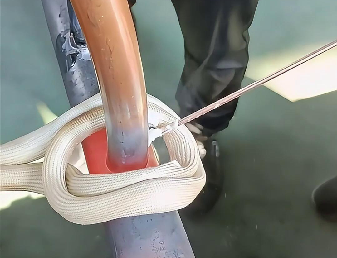 使用高頻焊機進行銅管焊接，可以大大提高工作效率
