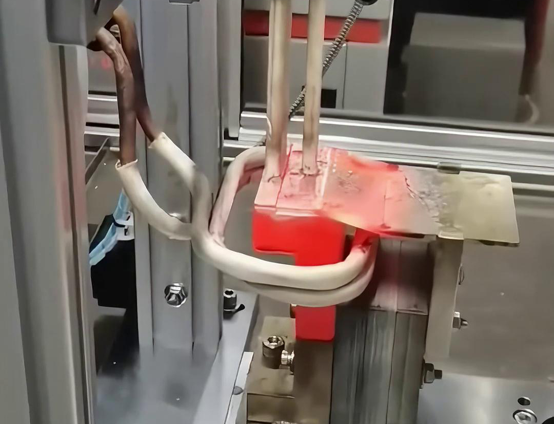 框架斷路器母排銅排高頻焊接過程。采用高頻自動焊接