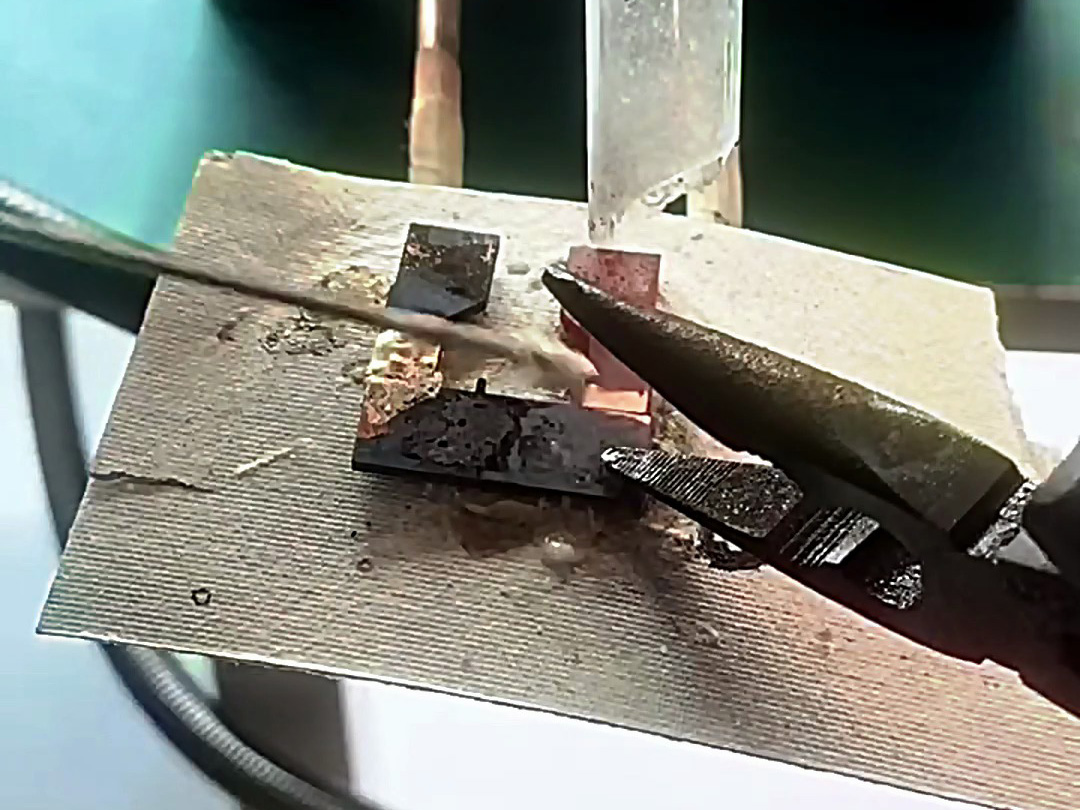 客戶郵寄的銅件樣品，要求用高頻感應焊機釬焊，打樣焊接測試效果是否合格 