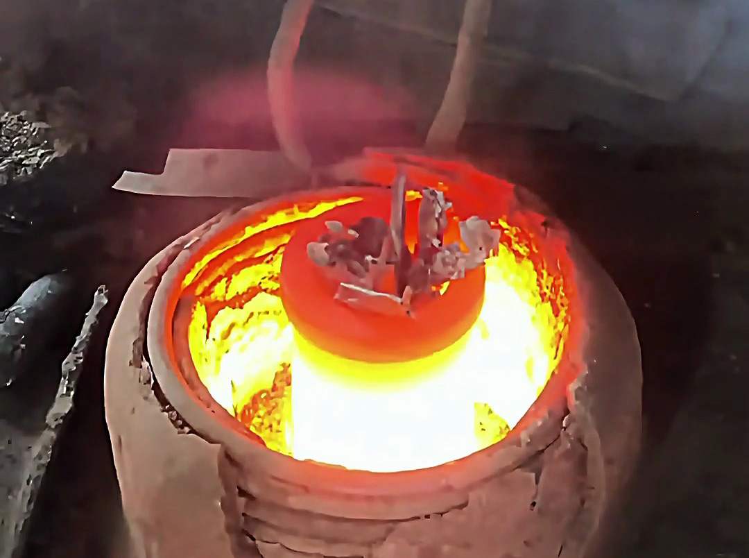鎳合金熔煉嘗試，小型熔煉爐溫度可達(dá)1800度以上