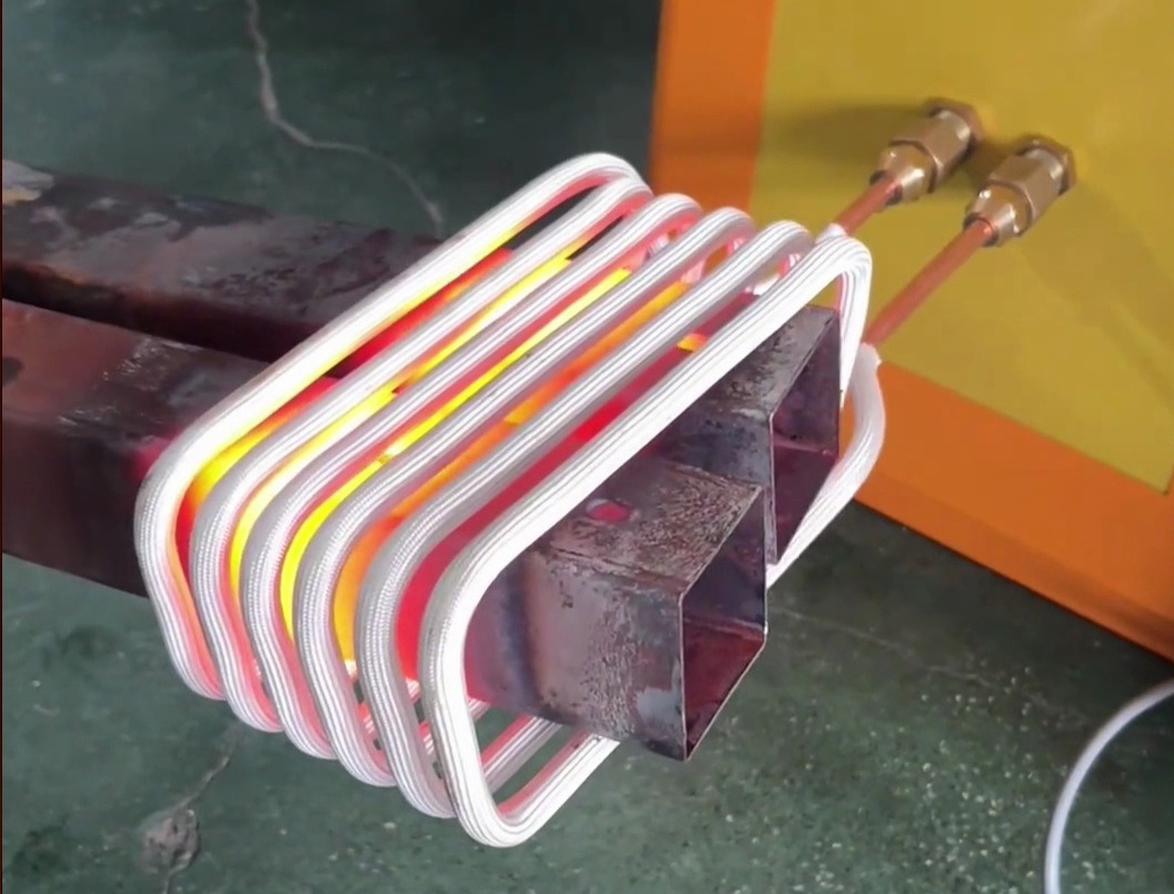 小型高頻加熱機，可同時對兩根方鋼管加熱