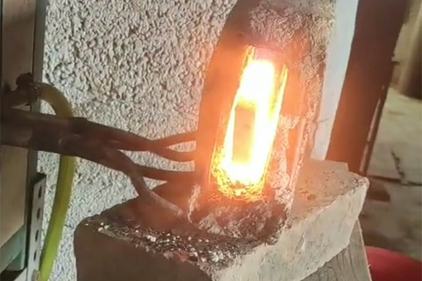 打鐵也要與時(shí)俱進(jìn)，以前燒碳加熱鋼件，現(xiàn)在都用感應(yīng)加熱設(shè)備了